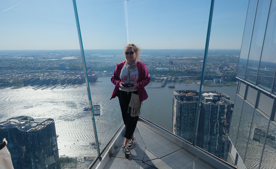 Małgorzata na tarasie Edge w Nowym Jorku